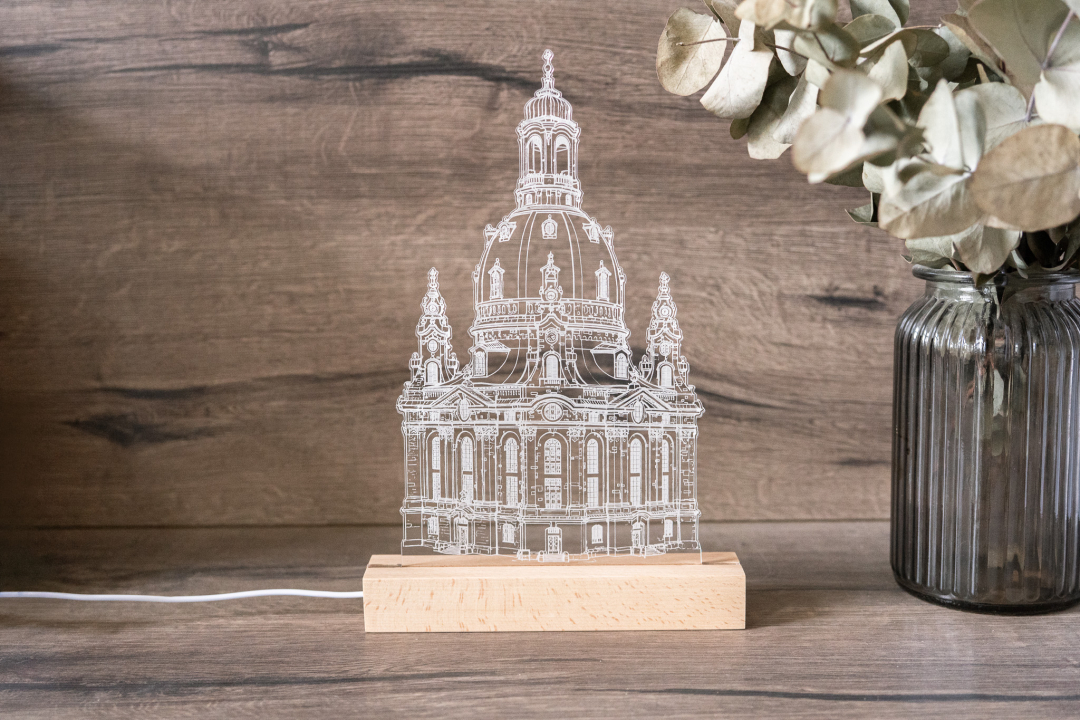 LED Acryl Lampe mit Frauenkirche Dresden auf Holzsockel, warmweißes Licht, USB-Kirchelampe als Deko und Heimatgeschenk